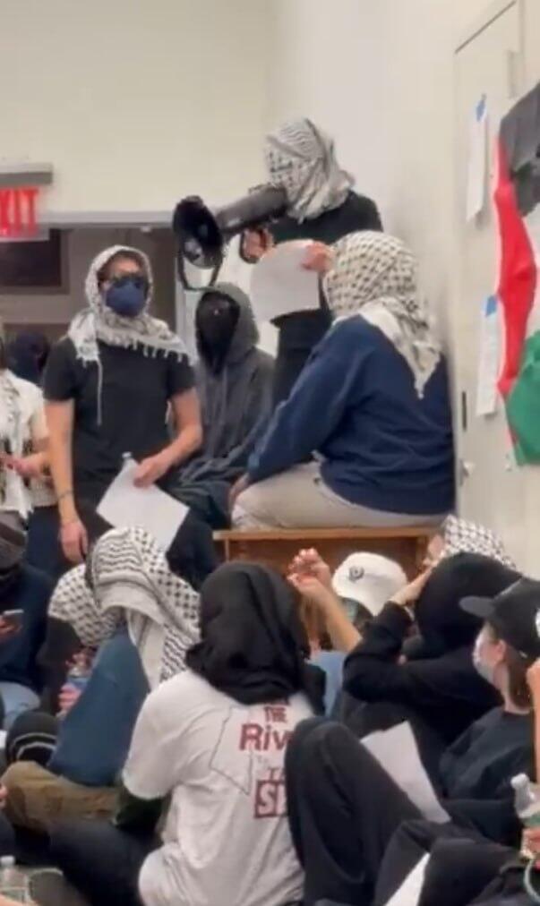 קבוצה של עשרות סטודנטים פרו פלסטינים מאונ' קולומביה פרצה לבניין המנהלה של ברנרד קולג' וחסמה במשך שעות את משרד הדיקנית כמחאה על איסור פעילות פרו- פלסטינית