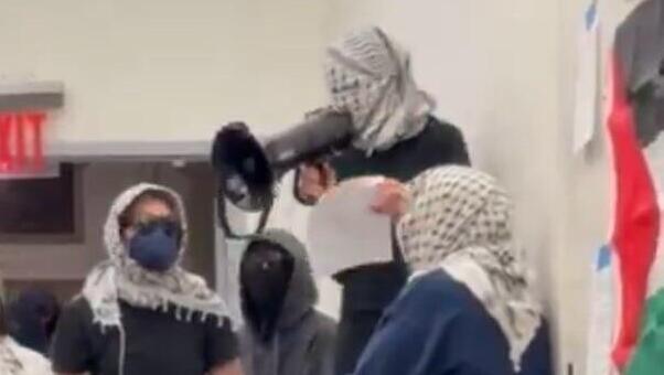 קבוצה של עשרות סטודנטים פרו פלסטינים מאונ' קולומביה פרצה לבניין המנהלה של ברנרד קולג' וחסמה במשך שעות את משרד הדיקנית כמחאה על איסור פעילות פרו- פלסטינית