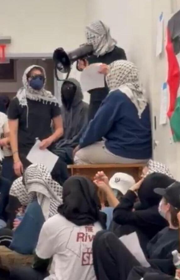 קבוצה של עשרות סטודנטים פרו פלסטינים מאונ' קולומביה פרצה לבניין המנהלה של ברנרד קולג' וחסמה במשך שעות את משרד הדיקנית כמחאה על איסור פעילות פרו- פלסטינית
