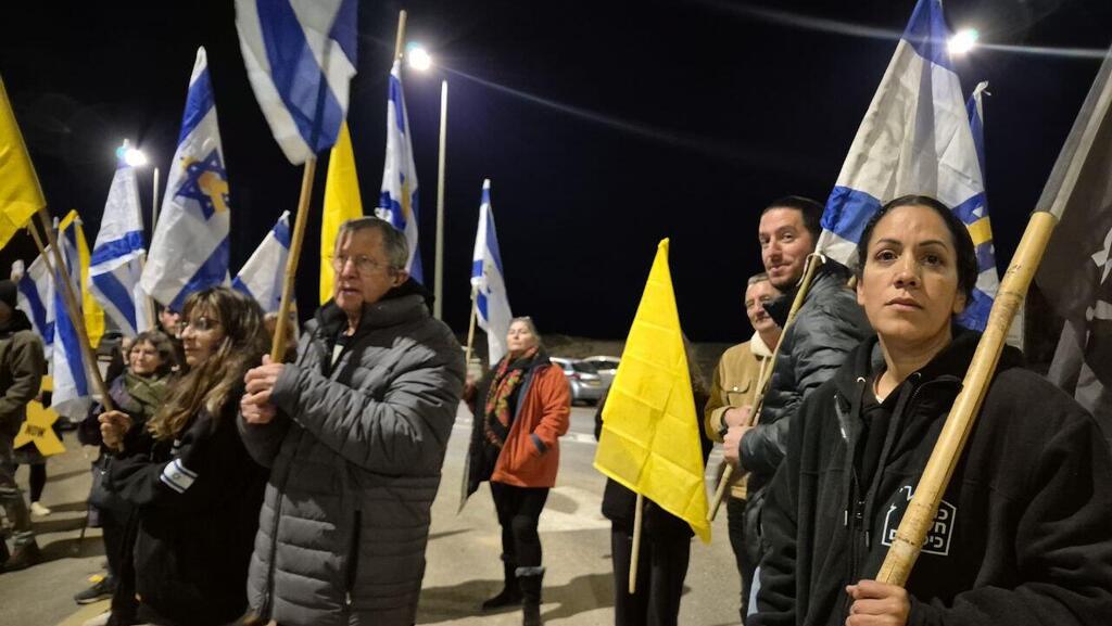 נגה גלבוע הגיעה לצומת גמה עם אזרחים נוספים לתמוך במהלך החזרת ארונותיהם של החטופים חללים צחי עידן איציק אלגרט אוהד יהלומי שלמה מנצור ז"ל