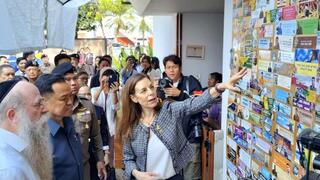 השגרירה בתאילנד עם שר הפנים ליד קיר ההנצחה בבית חב"ד בפאי