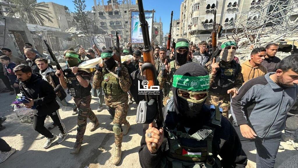 הלווייתם של 20 פעילים מגדודי אל-קסאם במחנה שאטי בעיר עזה