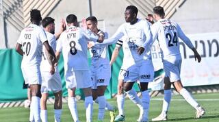 שחקני מכבי יפו חוגגים