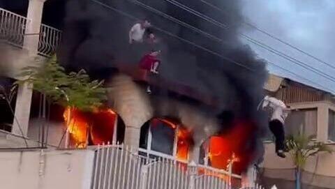 תיעוד: קופצים מקומה שנייה כדי לברוח מהשריפה ברחוב רקפת בטבריה