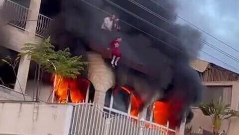 תיעוד: קופצים מקומה שנייה כדי לברוח מהשריפה ברחוב רקפת בטבריה