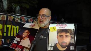 שי ונקרט, אבא של עומר ונקרט במהלך העצרת בכיכר החטופים בתל אביב