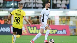 ניר ביטון בפעולה