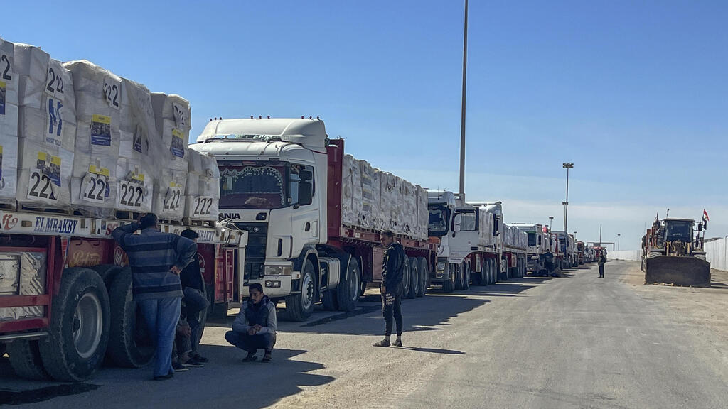 משאיות משאית סיוע תקועות ב מצרים ליד מעבר רפיח אחרי הפסקת הכנסת סיוע הומניטרי ל עזה