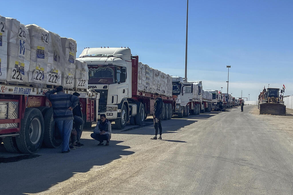 משאיות משאית סיוע תקועות ב מצרים ליד מעבר רפיח אחרי הפסקת הכנסת סיוע הומניטרי ל עזה