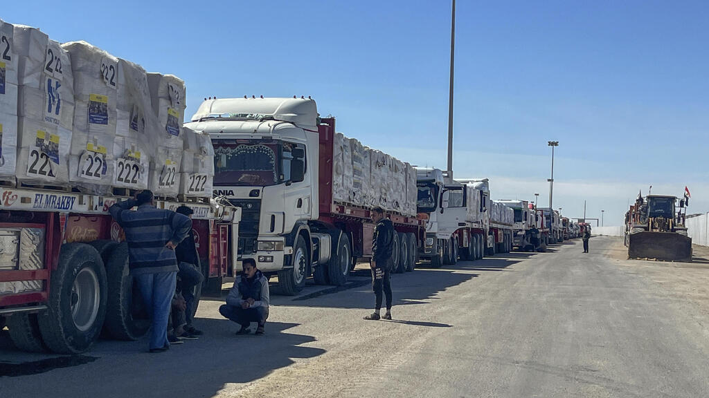 משאיות משאית סיוע תקועות ב מצרים ליד מעבר רפיח אחרי הפסקת הכנסת סיוע הומניטרי ל עזה