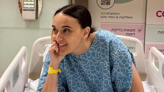 אמילי דמארי לפני כניסתה לניתוח ביד בבית חולים שיבא תל השומר