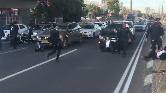 חרדים קיצוניים חוסמים את כביש 4 בעקבות מעצר של משתמט