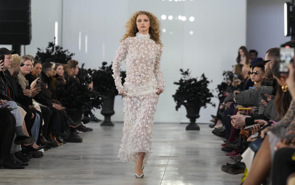 דורית רבליס על המסלול של בלומרין, תצוגת סתיו-חורף 2025-26 בשבוע האופנה במילאנו