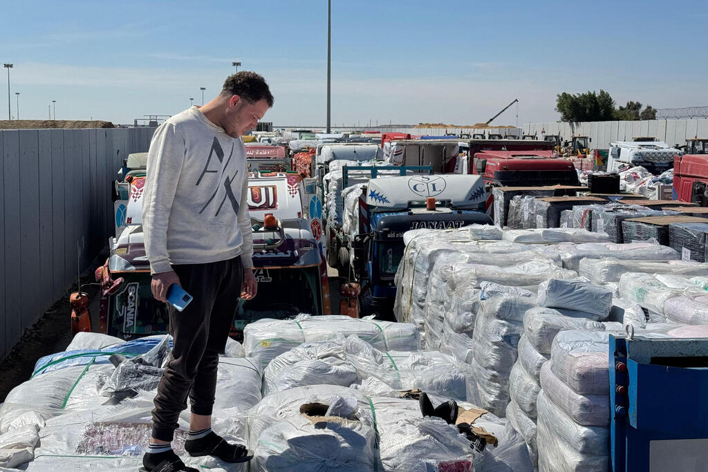 משאיות משאית סיוע תקועות ב מצרים ליד מעבר רפיח אחרי הפסקת הכנסת סיוע הומניטרי ל עזה
