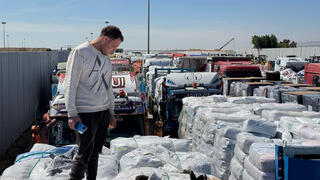 משאיות משאית סיוע תקועות ב מצרים ליד מעבר רפיח אחרי הפסקת הכנסת סיוע הומניטרי ל עזה