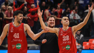 שחקן הפועל ת"א ים מדר עם תומר גינת