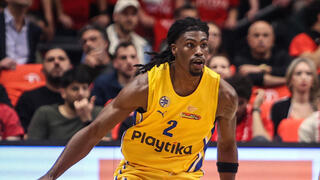 שחקן מכבי ת"א ג'ימי קלארק מול שחקן הפועל ת"א ים מדר