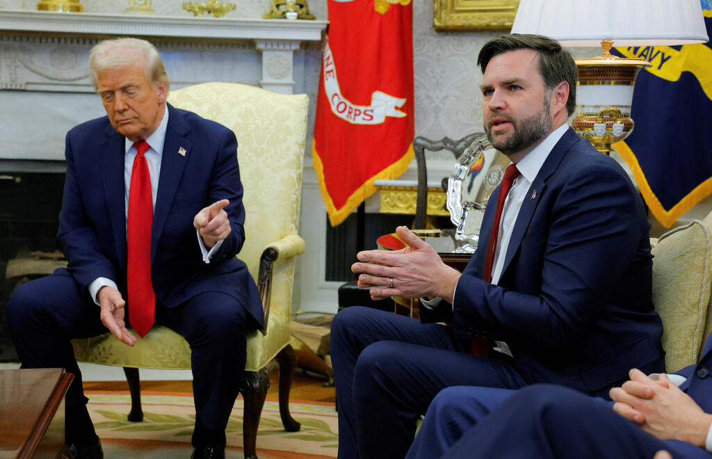 US Vice President J.D. Vance during shouting match between President Donald Trump and Ukrainian President Volodymyr Zelensky at White House (Photo: AFP) סגן נשיא ארה"ב ג'יי די ואנס במהלך פסגת הצעקות בין הנשיא טראמפ ל נשיא אוקראינה זלנסקי ב הבית הלבן
