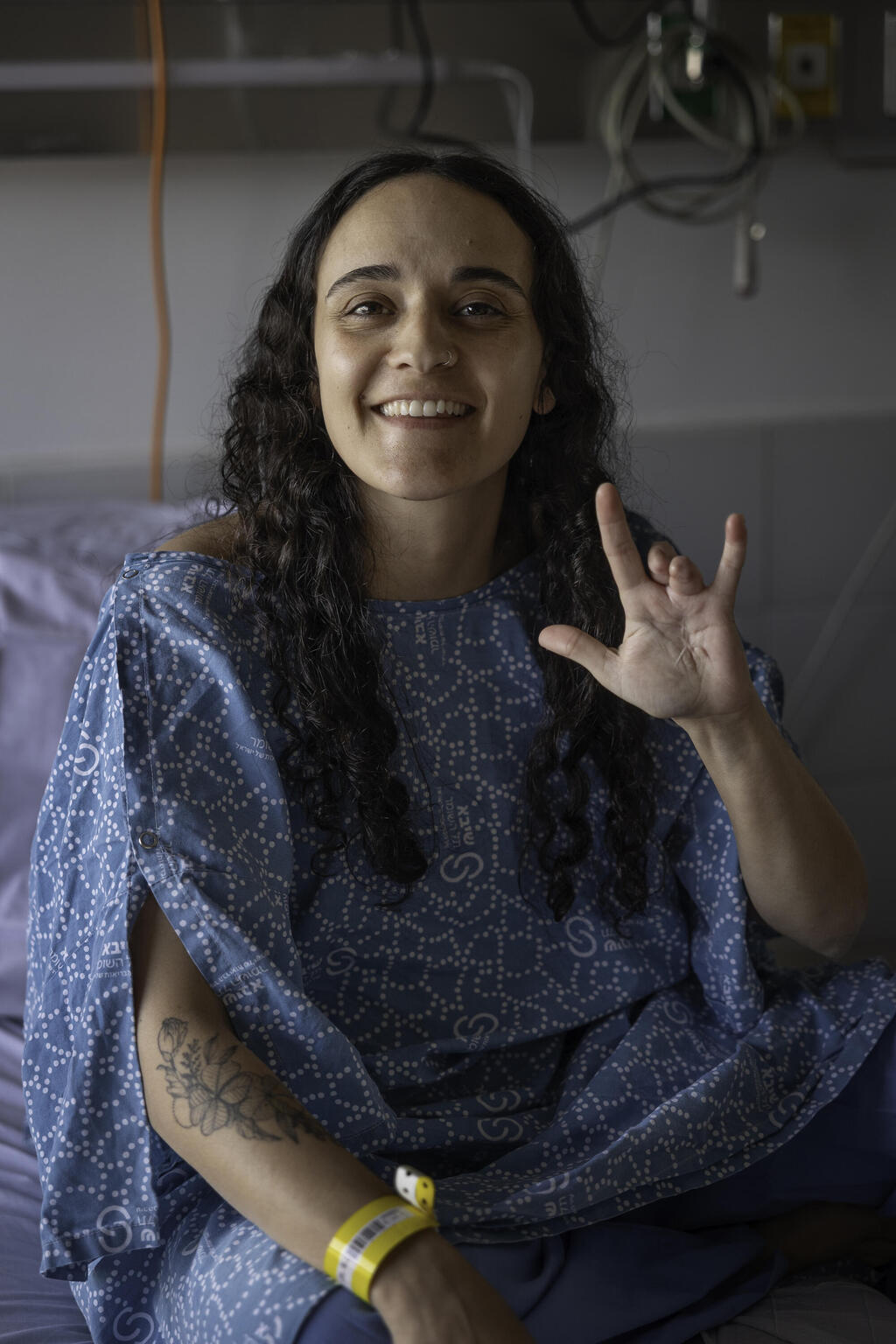 אמילי דמארי לפני כניסתה לניתוח ביד בבית חולים שיבא תל השומר