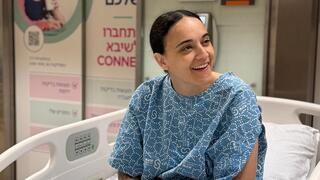 אמילי דמארי לפני כניסתה לניתוח ביד בבית חולים שיבא תל השומר