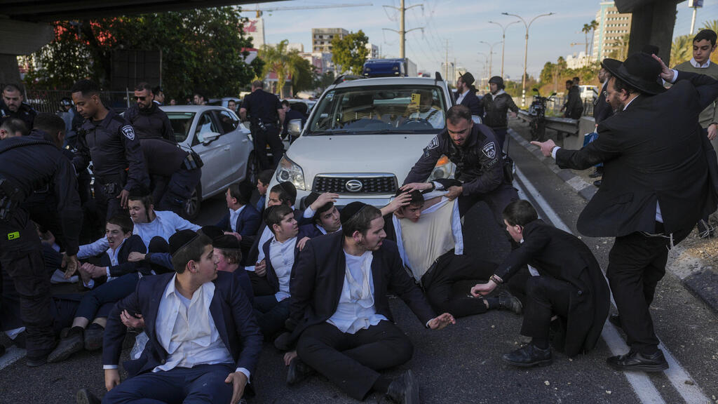 Протест ортодоксов (Фото: AP Photo/Ohad Zwigenberg) חרדים קיצוניים חוסמים את כביש 4 בעקבות מעצר של משתמט