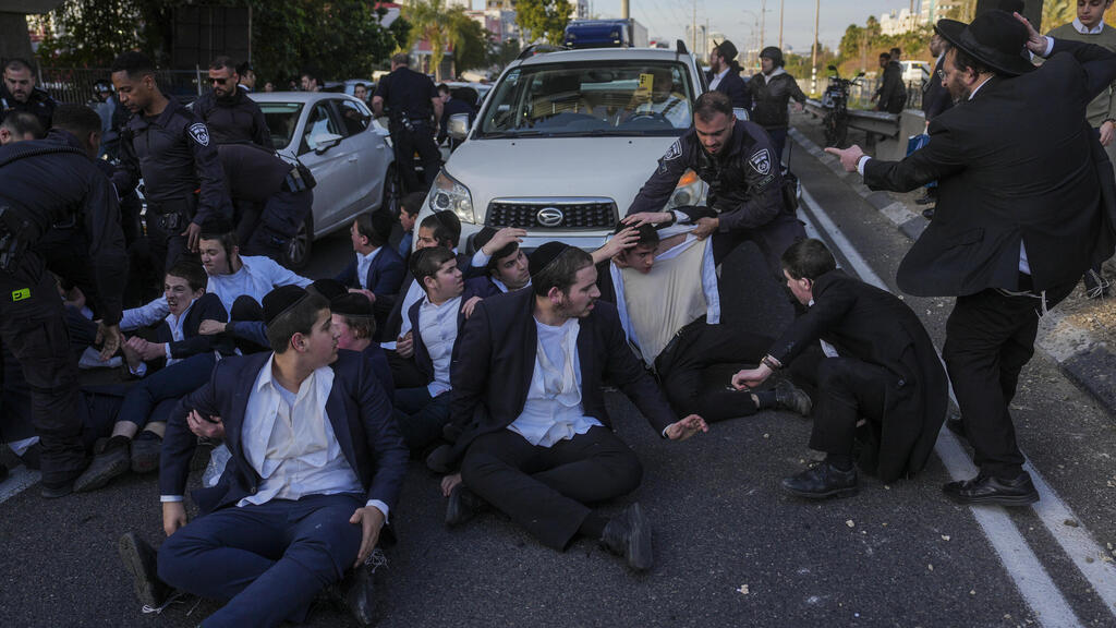 חרדים קיצוניים חוסמים את כביש 4 בעקבות מעצר של משתמט