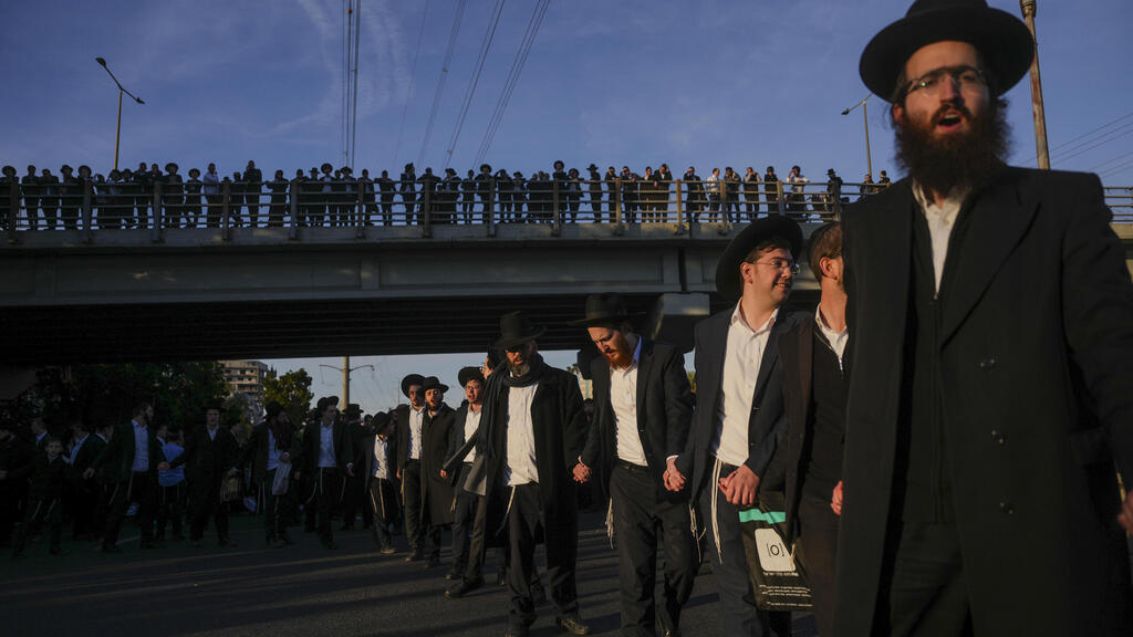 חרדים קיצוניים חוסמים את כביש 4 בעקבות מעצר של משתמט
