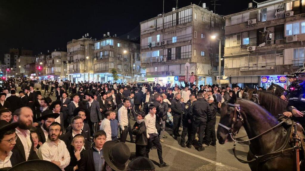 חרדים קיצוניים חוסמים את כביש 4 בעקבות מעצר של משתמט