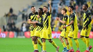 שחקני בית"ר ירושלים חוגגים עם מוזי את השני