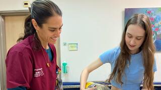 עדי קנוב בריפוי בעיסוק בשיעור בישול