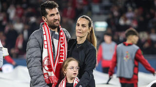 שורד השבי שגיא דקל-חן לצד אשתו ובתו לפני המשחק בין הפועל באר-שבע למכבי חיפה