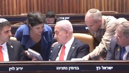 חילי טרופר מניח את המכתב של ירדן ביבס לפני נתניהו
