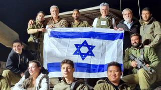  מנכ"ל ומייסד העמותה ד"ר שמעון סבג ומתנדבי העמותה משמחים חיילים בשטחי כינוס