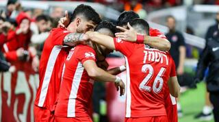 שחקני הפועל ת"א חוגגים