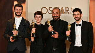 יוצרי "אין ארץ אחרת" עם פרס האוסקר