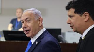 רה"מ בנימין נתניהו נכנס לאולם הדיונים על מנת לתת עדות בתיקי אלפים