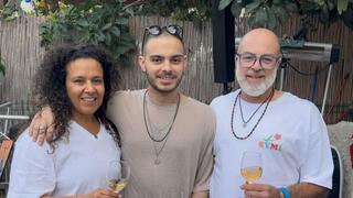 עומר ונקרט נכנס לביתו שבגדרה - לאחר שזכה בקבלת פנים חמה על ידי תושבי המושבה