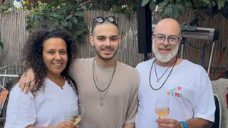 עומר ונקרט נכנס לביתו שבגדרה - לאחר שזכה בקבלת פנים חמה על ידי תושבי המושבה