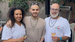 עומר ונקרט נכנס לביתו שבגדרה - לאחר שזכה בקבלת פנים חמה על ידי תושבי המושבה