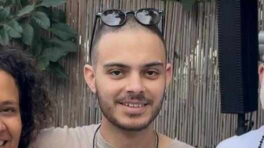 עומר ונקרט נכנס לביתו שבגדרה - לאחר שזכה בקבלת פנים חמה על ידי תושבי המושבה