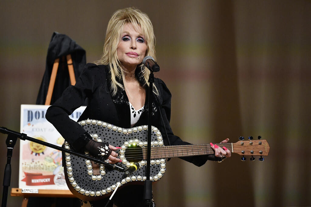 Dolly Parton (Photo: AP Photo/Timothy D. Easley, File) דולי פרטון