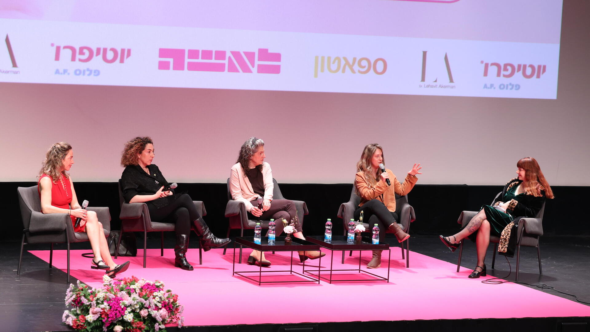  מימין: לורי שטטמאור, לי ראובני, ד"ר מיכל לוריא, לירי אמבר, דנה ויינשטיין אורן