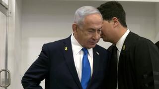 רה"מ בנימין נתניהו נכנס לאולם הדיונים על מנת לתת עדות בתיקי אלפים