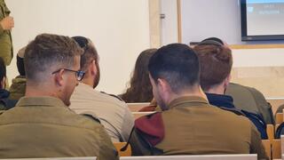 בוגרי החינוך החרדי שבחרו להתגייס משתתפים בסדנת משתחררים בדצמבר 2024