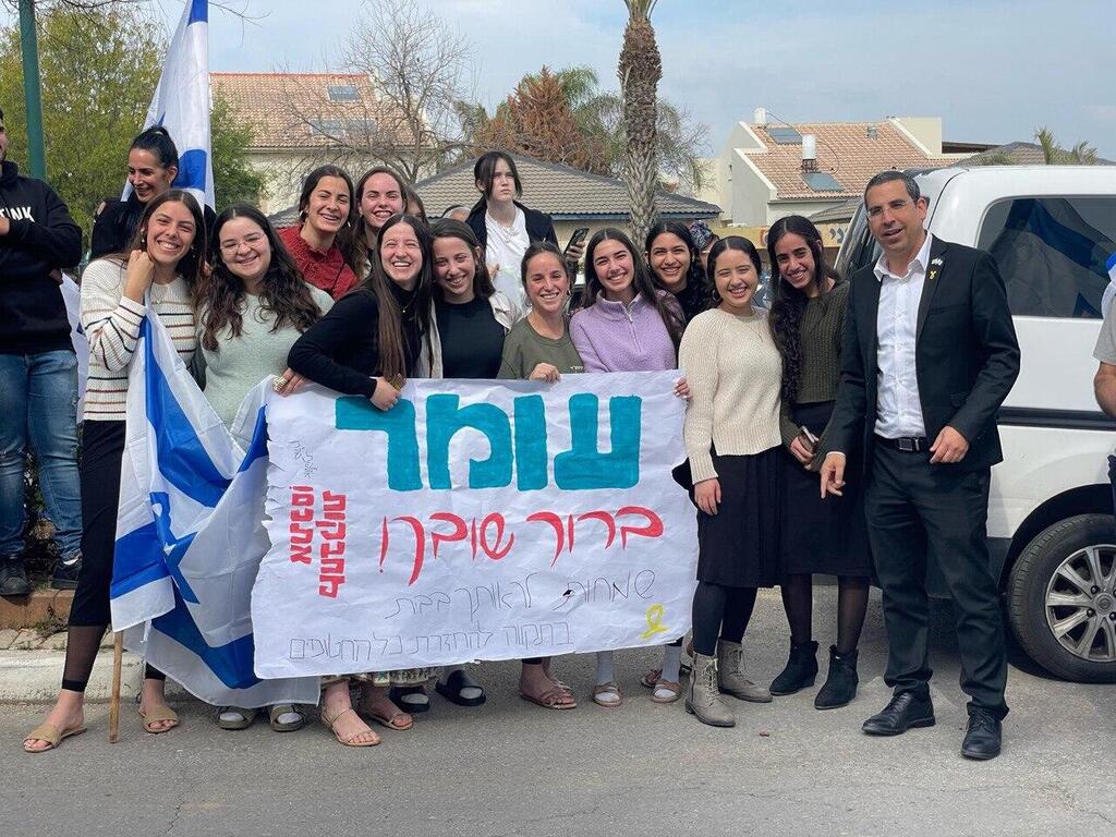 ראש מועצת גדרה סהר פינטו בשיירה חזרה הביתה של עומר ונקרט