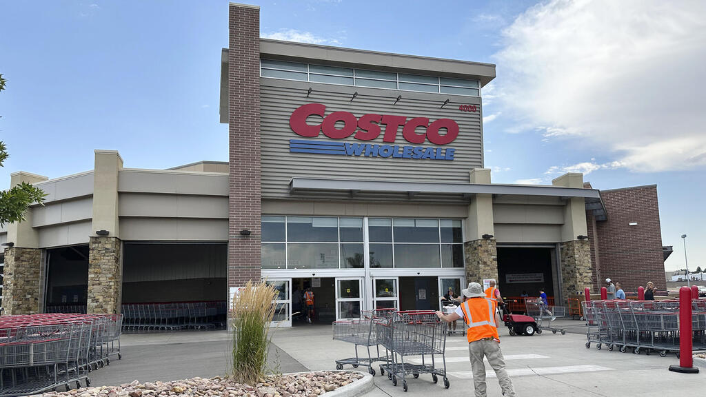 עובד מסדר עגלות מחוץ לסניף של קוסטקו בקולרדו