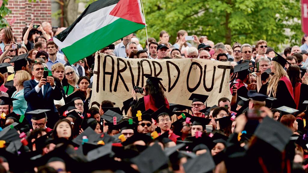 Pro-Palestine demonstration at Harvard University graduation (Photo: Boston Globe/ Getty Images) הפגנה פרו-פלסטינית באוניברסיטת הרווארד
