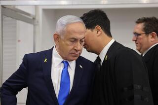 רה"מ בנימין נתניהו נכנס לאולם הדיונים על מנת לתת עדות בתיקי אלפים