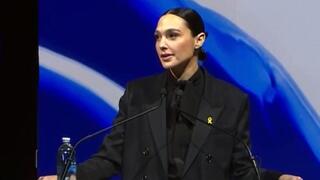 גל גדות נואמת בטקס קבלת האות ההוקרה של הליגה נגד השמצה