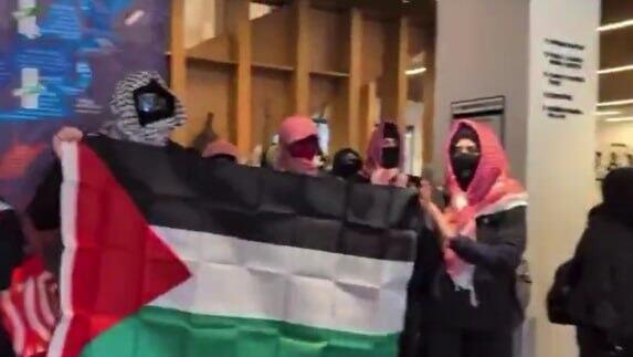 מפגינים פרו פלסטינים מתבצרים ב ברנרד קולג' אוניברסיטת קולומביה